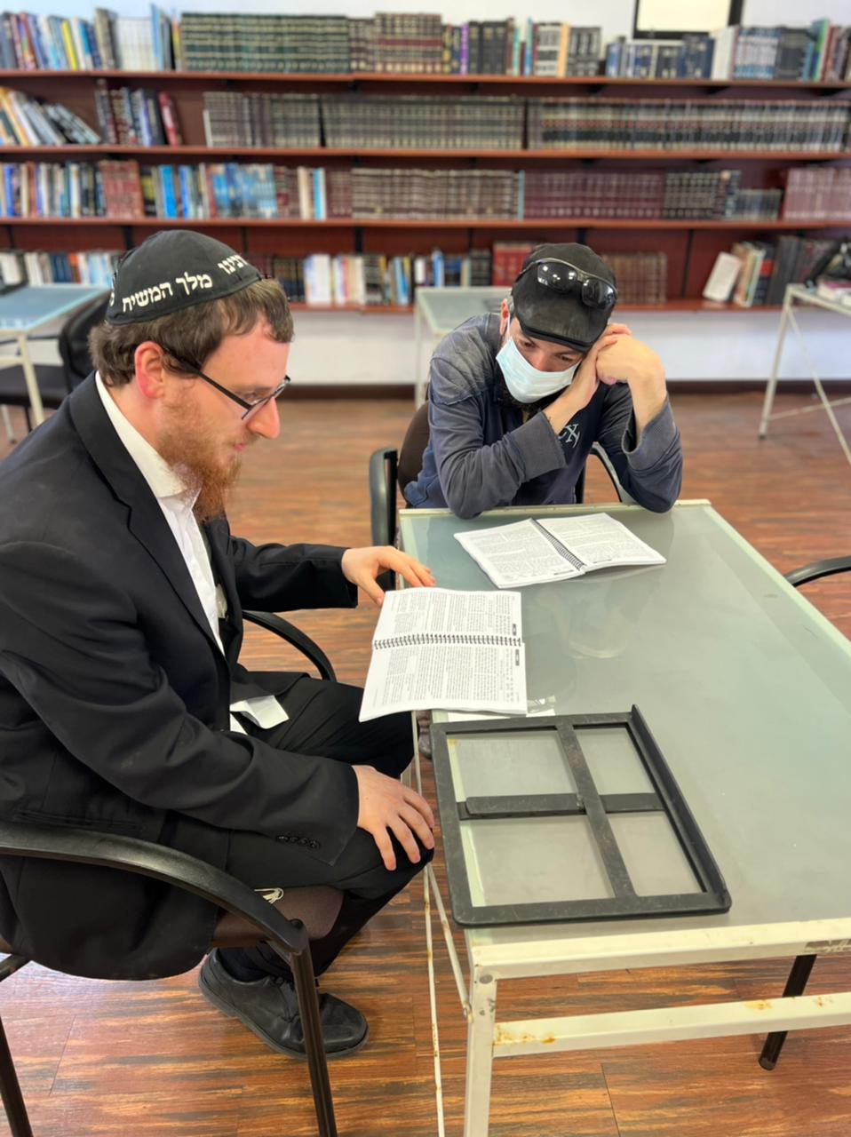 לימוד בחברותא עם מקורב בבית חב"ד פרו